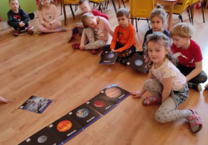 Dzieci poznają planety Układu Słonecznego.